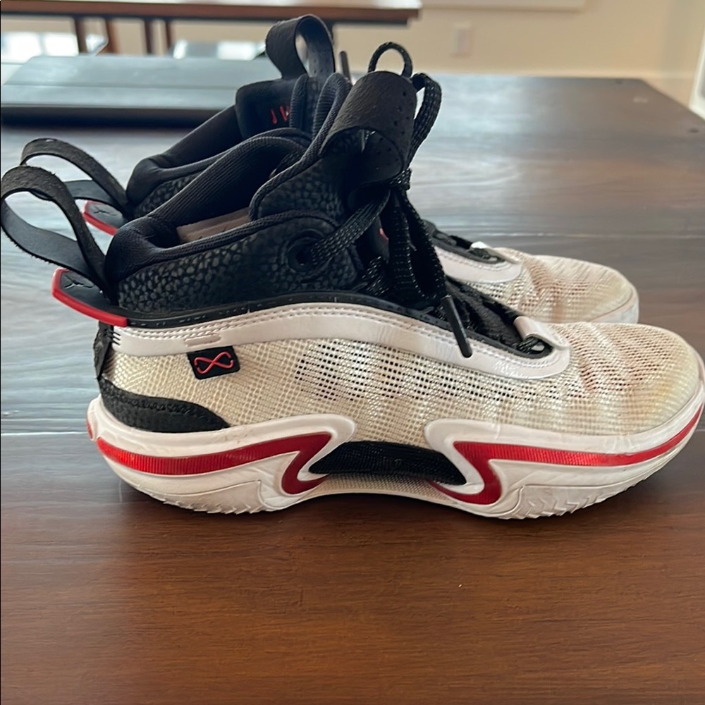 Kyrie Basketball sneaks  🏀 in great shape!